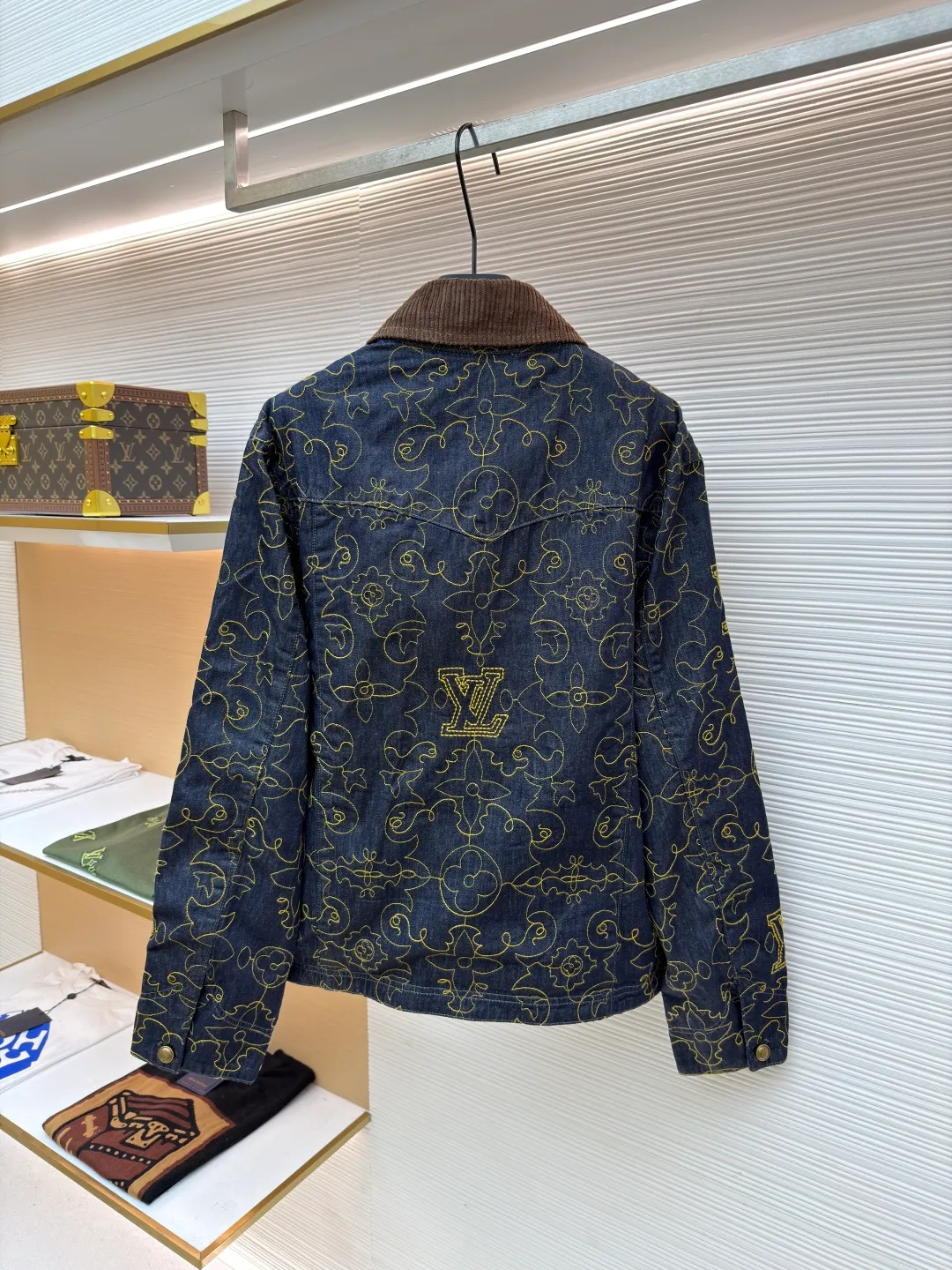 LOUIS VUITTON black and gold line embroidered lapel denim jacket ●Original version: purchased and developed by 22909 ●Item number: 1681009-C60 ●Fabric: denim fabric ●Technology: embroidery production ●Version: fitted version ●Weight: about 845 grams ●Size: 46-48-50-52 ●Description: Monogram elements blend with western style. The pockets and hem are intricately embroidered with contrasting yarn. The pattern processing code is used to position each piece. An imported extended single-arm embroidery machine is used to accurately position the flat embroidery process. The ready-made garments ensure that the joints of each piece are accurately aligned. Brand logo on the chest and back, Saddle embossed patch on one of the pockets, corduroy collar, chest patch pockets, zipper front with engraved zipper pull, and inner lining for added comfort. The overall wiring is straight and delicate, the fabric is comfortable and soft, and the color is consistent without color difference. It can be matched with the same style to create a fashionable look and control various occasions. Customized accessories, complete with three standards, same style for men and women!